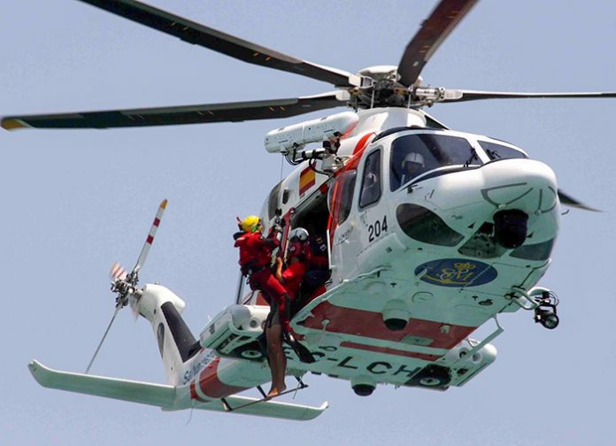 helicóptero con buzos de rescate