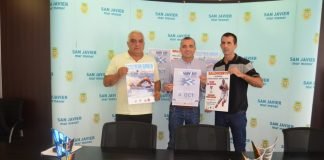Ayer tuvo lugar la presentación de la I Travesía a nado Isla Grosa. En la imagen el concejal de Deportes del Ayuntamiento de San Javier y el Presidente de la Federación con el cartel en las manos.