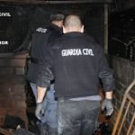 La Guardia Civil accede, en 2013, al restaurante calcinado por las llamas.
