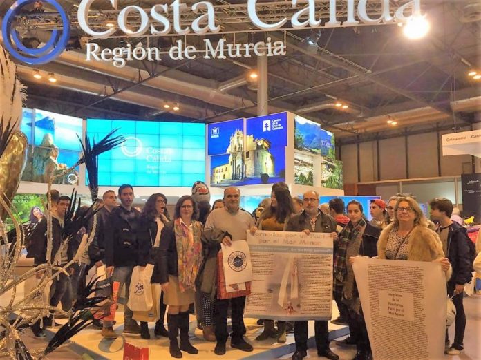 Varios integrantes de la plataforma Pacto por el Mar Menor asistieron al stand de Murcia en FITUR